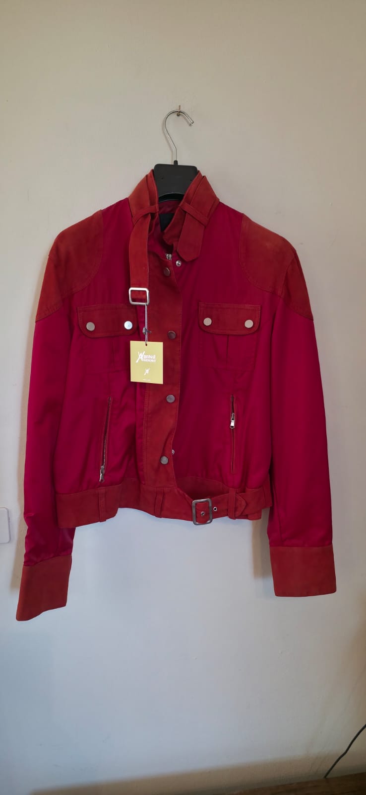Giubbetto rosso con cinta davanti pelle e nylon.