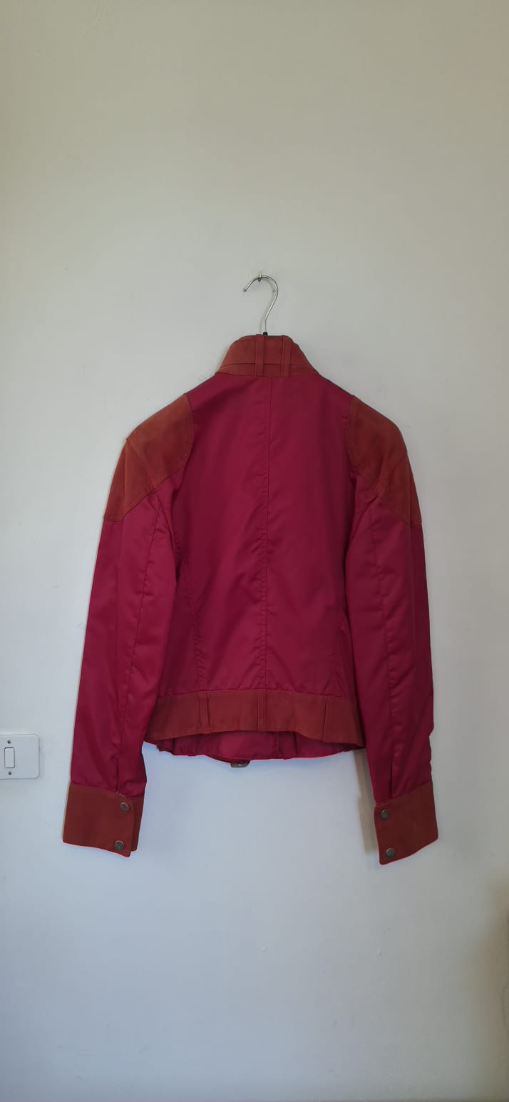 Giubbetto rosso con cinta davanti pelle e nylon.